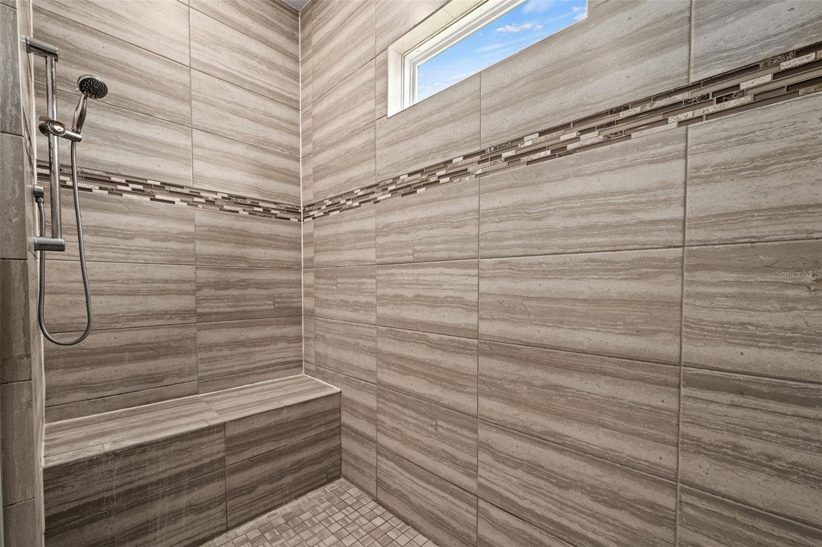 Walk-in shower - 5615 SW 215TH TER, NEWBERRY