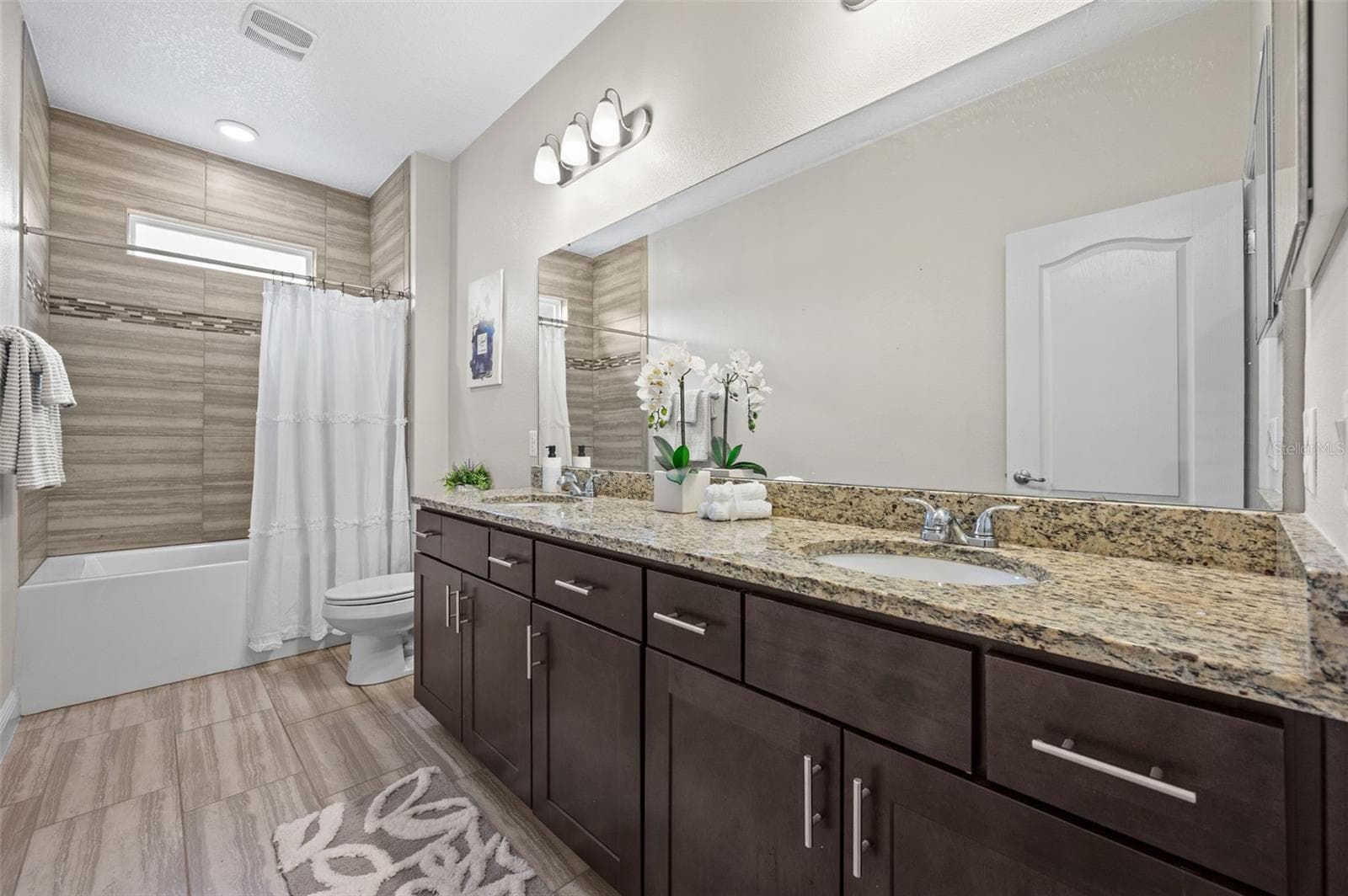 Guest bath - 5615 SW 215TH TER, NEWBERRY