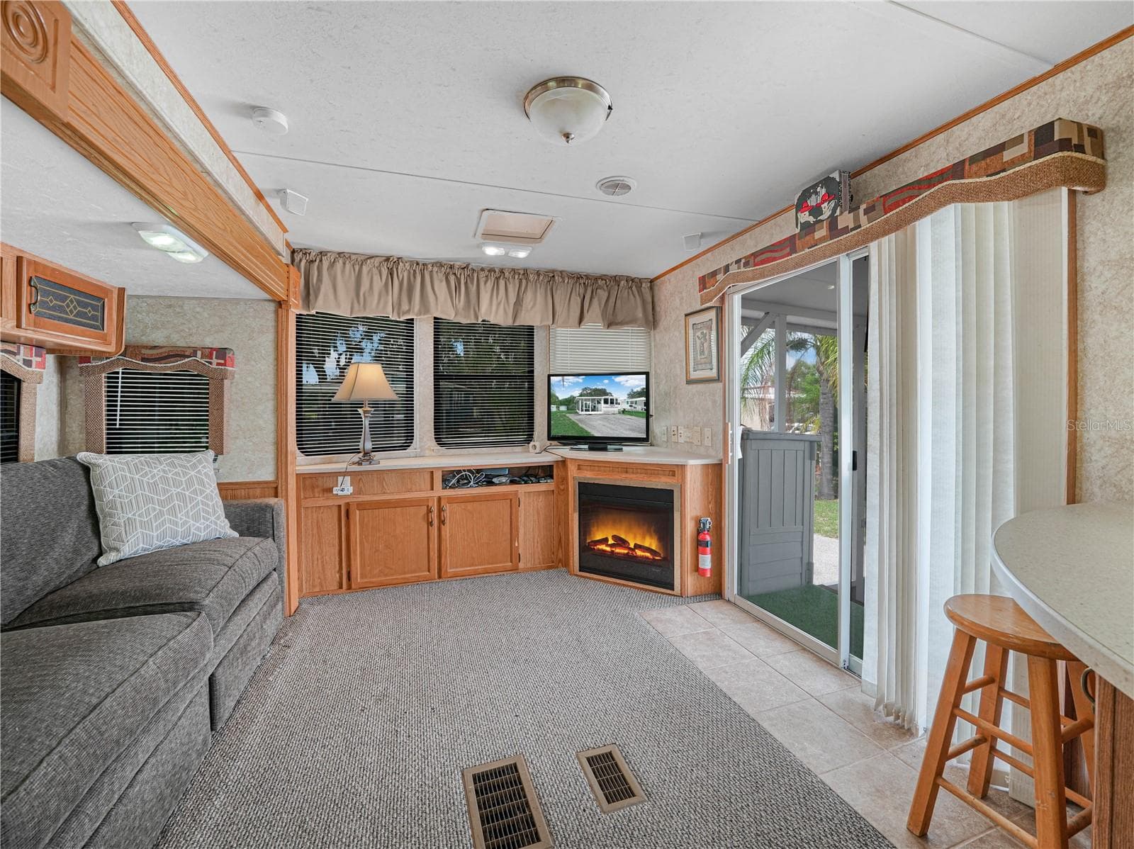 Manufactured Home at 19 SILVERSIDES ST, LAKE WALES, photo 5 of 36
