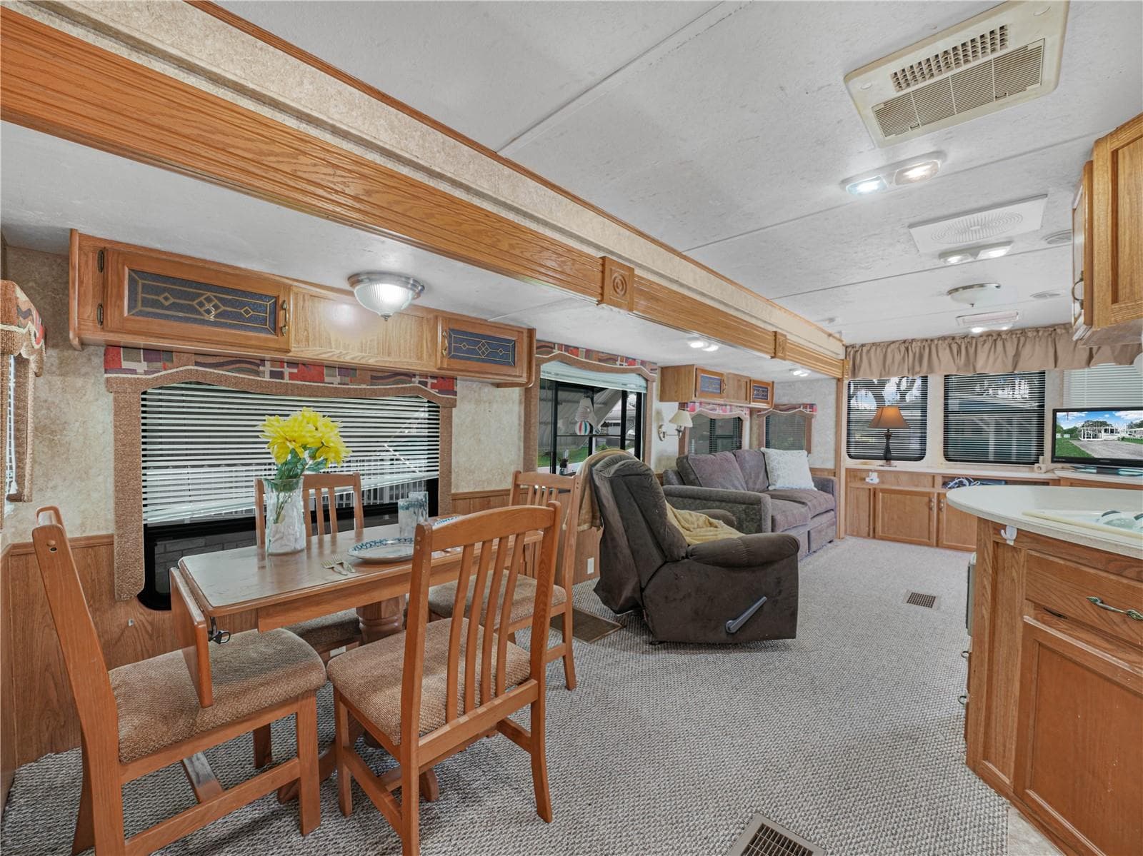Manufactured Home at 19 SILVERSIDES ST, LAKE WALES, photo 8 of 36