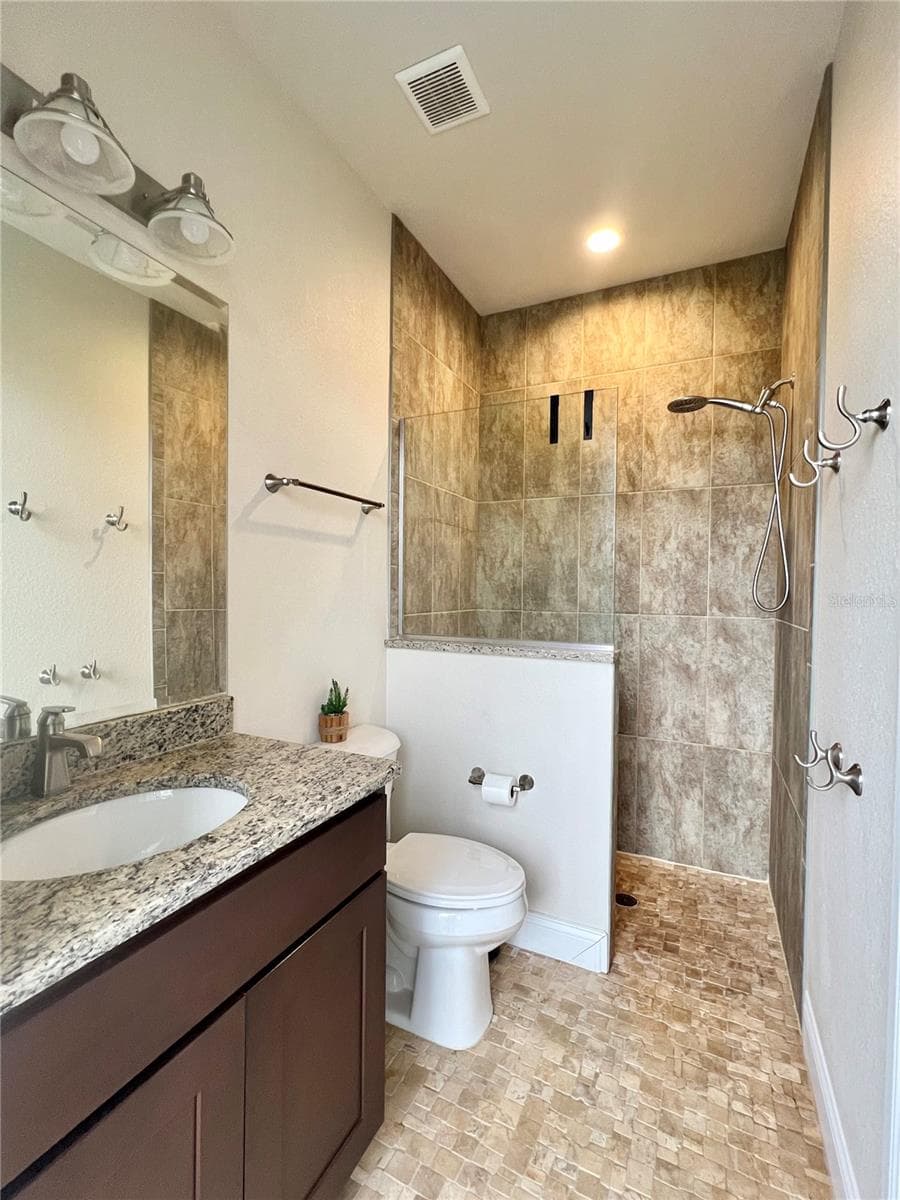 Dual-Entry bathroom from guest bedroom and lanai - 3937 BAL HARBOR BLVD, PUNTA GORDA