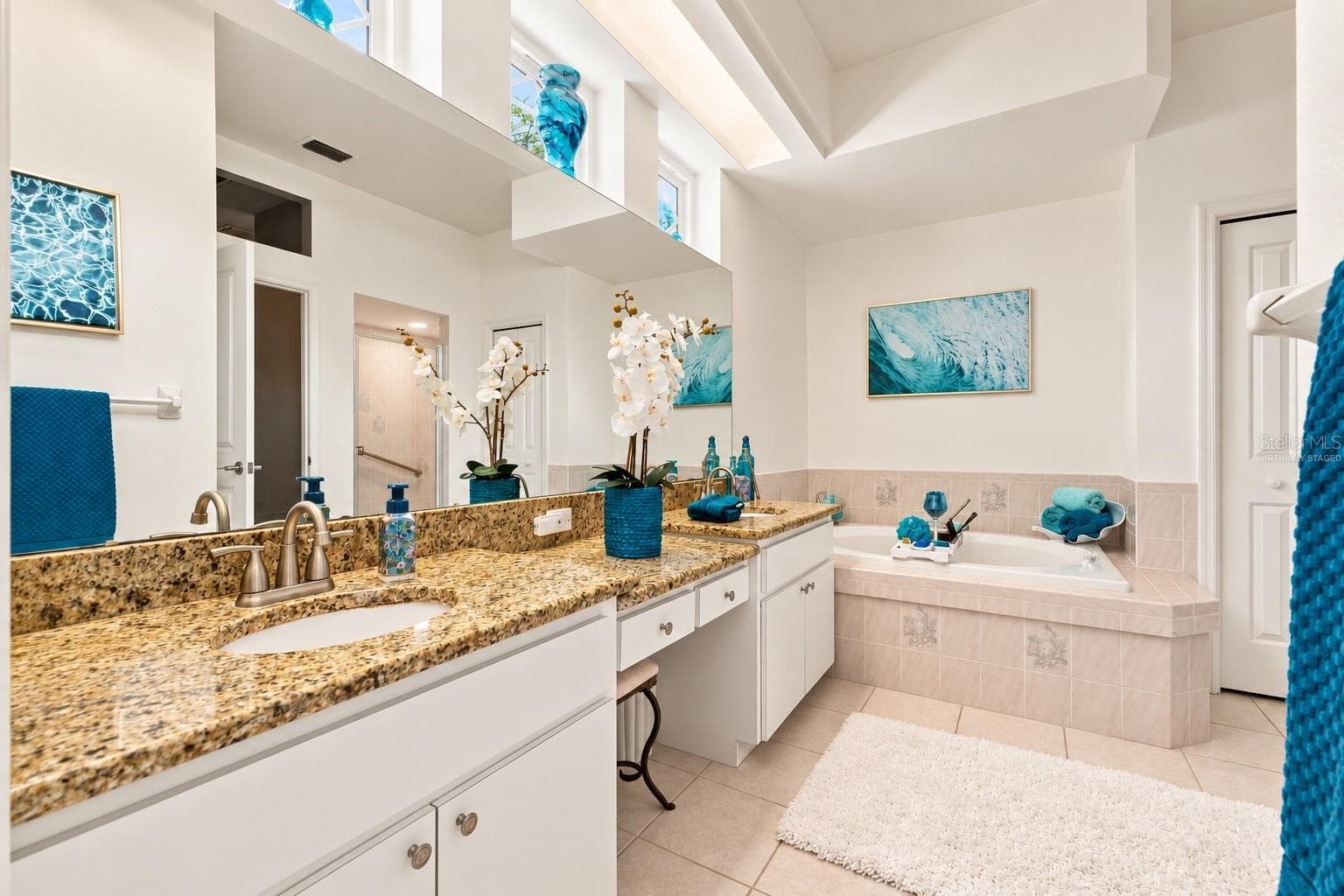 Primary bathroom - 10261 WOODLAND WATERS BLVD, WEEKI WACHEE