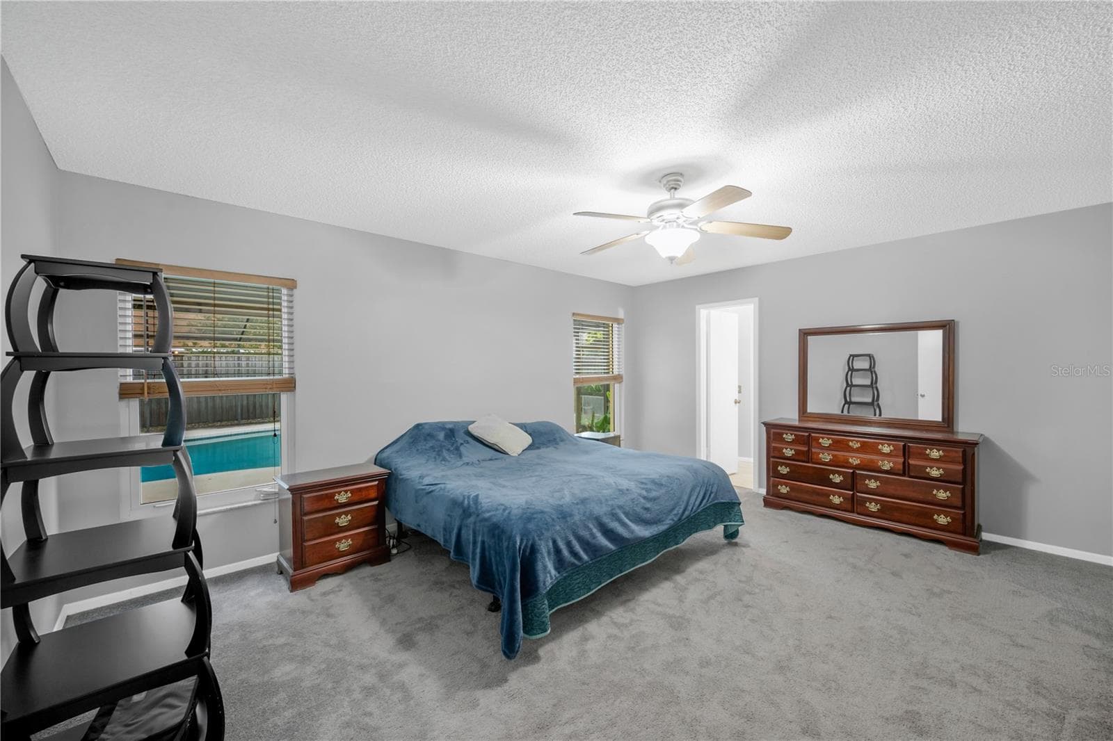 Spacious first-floor Owner’s Suite with an ensuite bathroom and two separate walk-in closets. - 1418 SHELL FLOWER DR, BRANDON