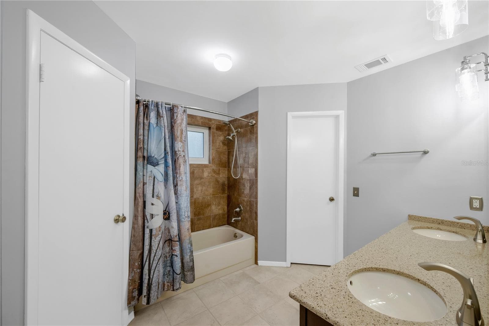 There is a tub/shower combination and 2 separate walk-in closets in this owner's bathroom on the first floor. - 1418 SHELL FLOWER DR, BRANDON