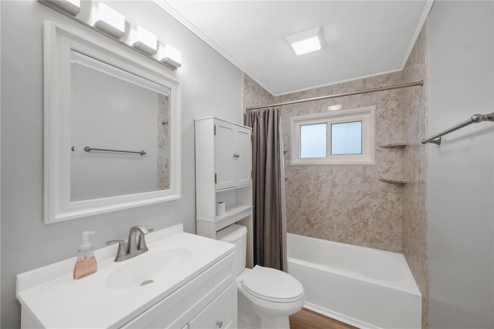 Upstairs shared 4-piece bathroom with a tub/shower was remodeled in 2023.combination. - 1418 SHELL FLOWER DR, BRANDON