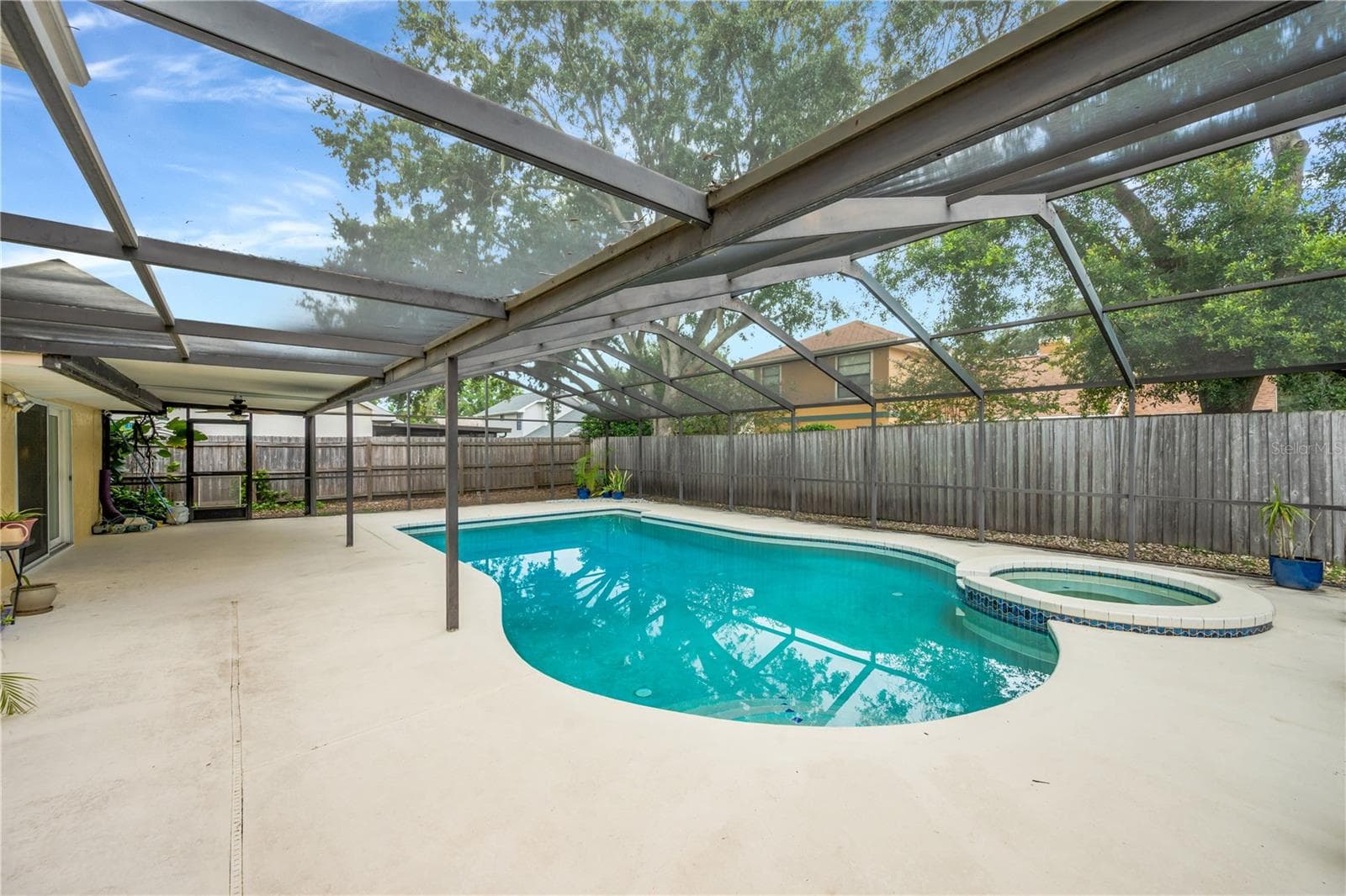The Heated Spa spills over into the pool. - 1418 SHELL FLOWER DR, BRANDON