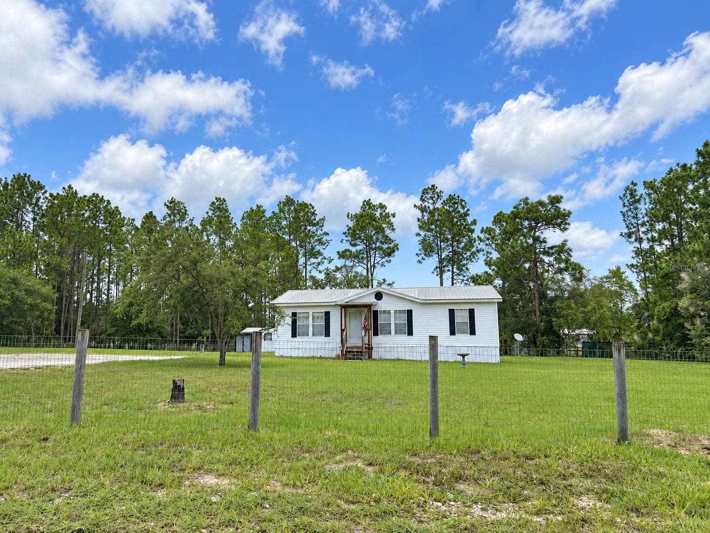 Manufactured Home at 13191 NE 9TH ST, WILLISTON, photo 2 of 21