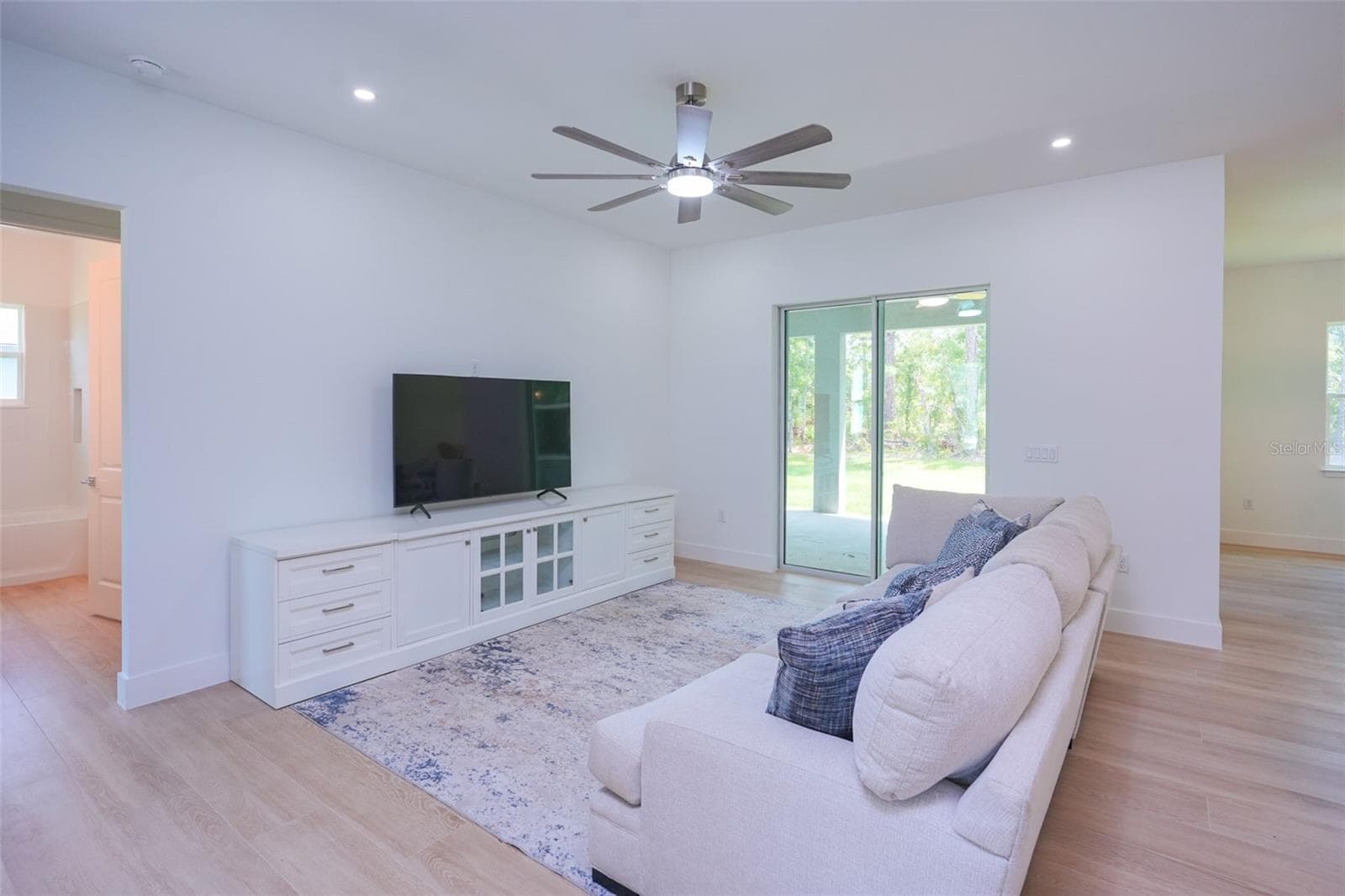 Living - 17460 MACASSAR RD, WEEKI WACHEE