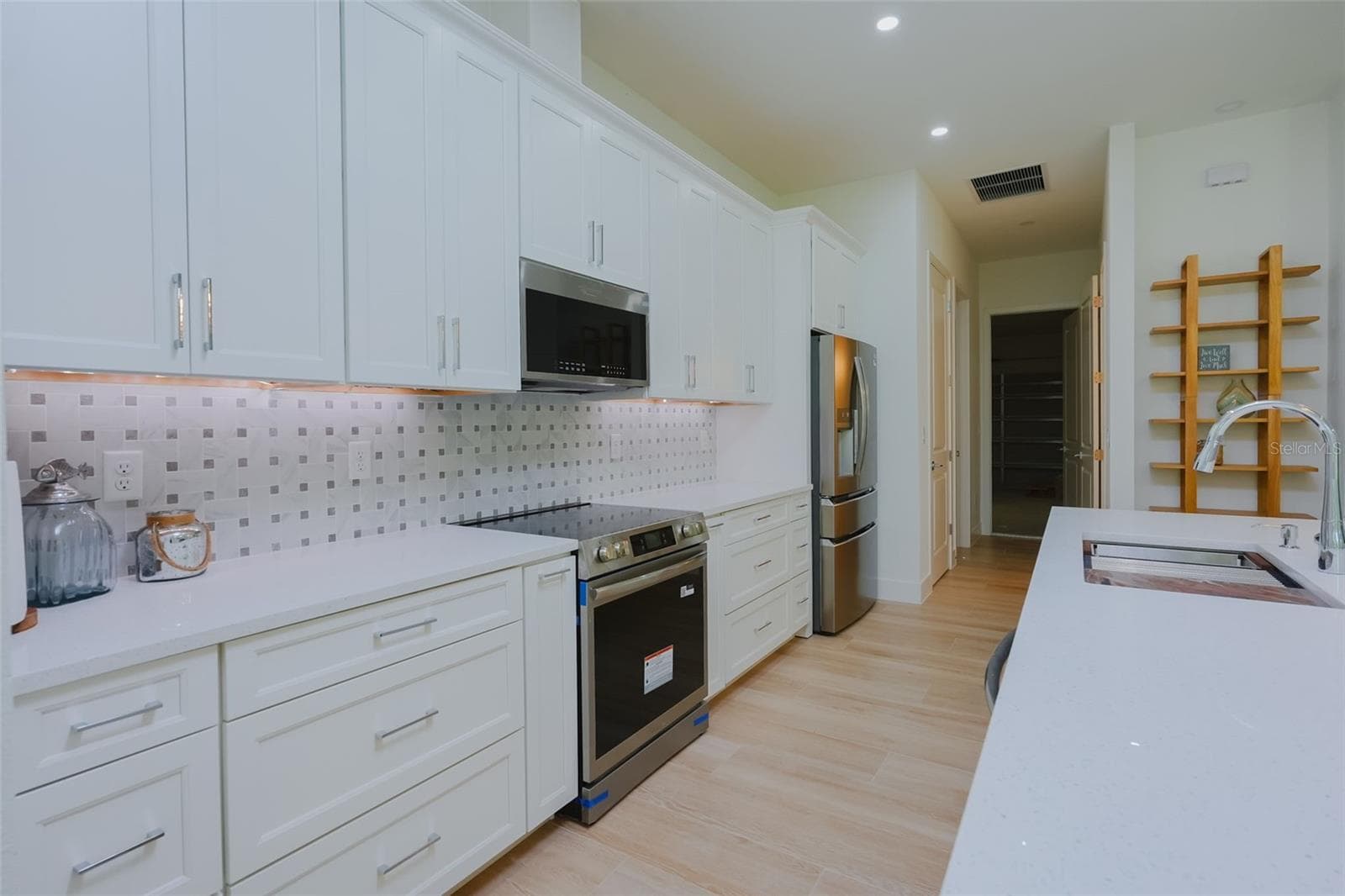 Kitchen - 17460 MACASSAR RD, WEEKI WACHEE