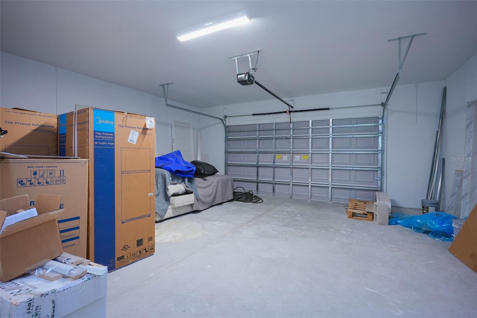 Garage - 17460 MACASSAR RD, WEEKI WACHEE