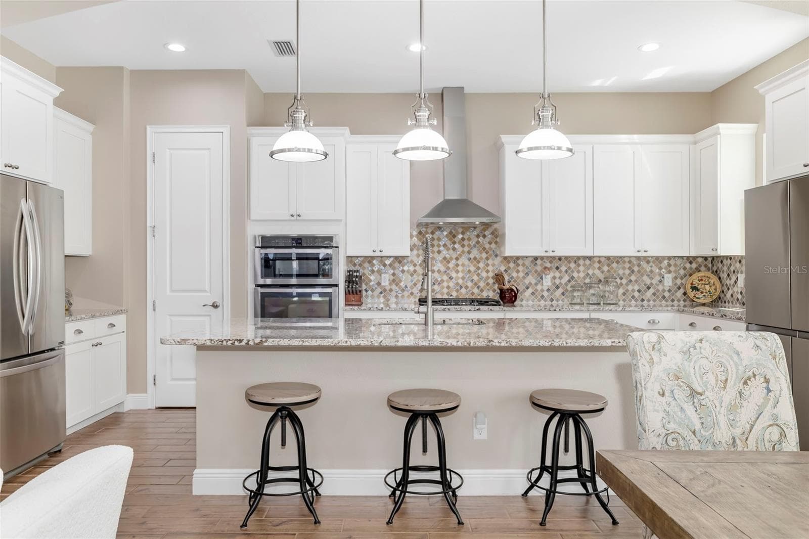 Beautiful Kitchen Built for Entertaining - 10107 CARNOUSTIE PL, BRADENTON