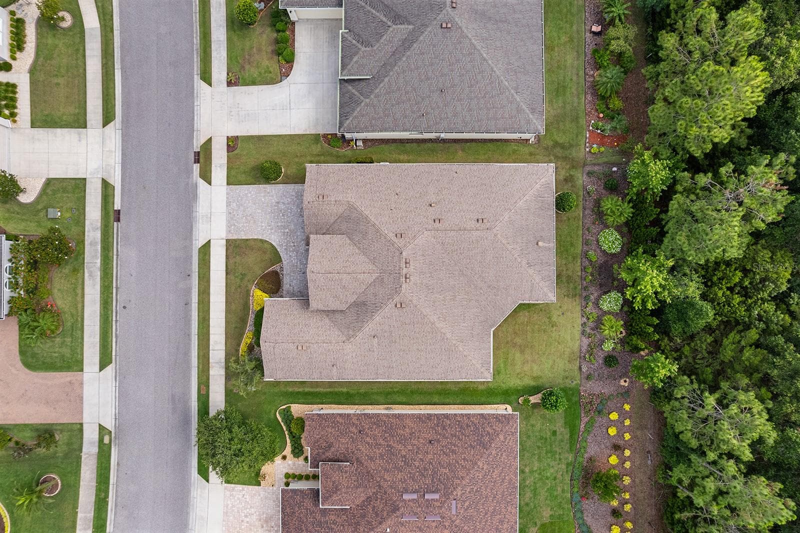 Beautifully landscaped back yard - 8348 BRIDGEPORT BAY CIR, MOUNT DORA