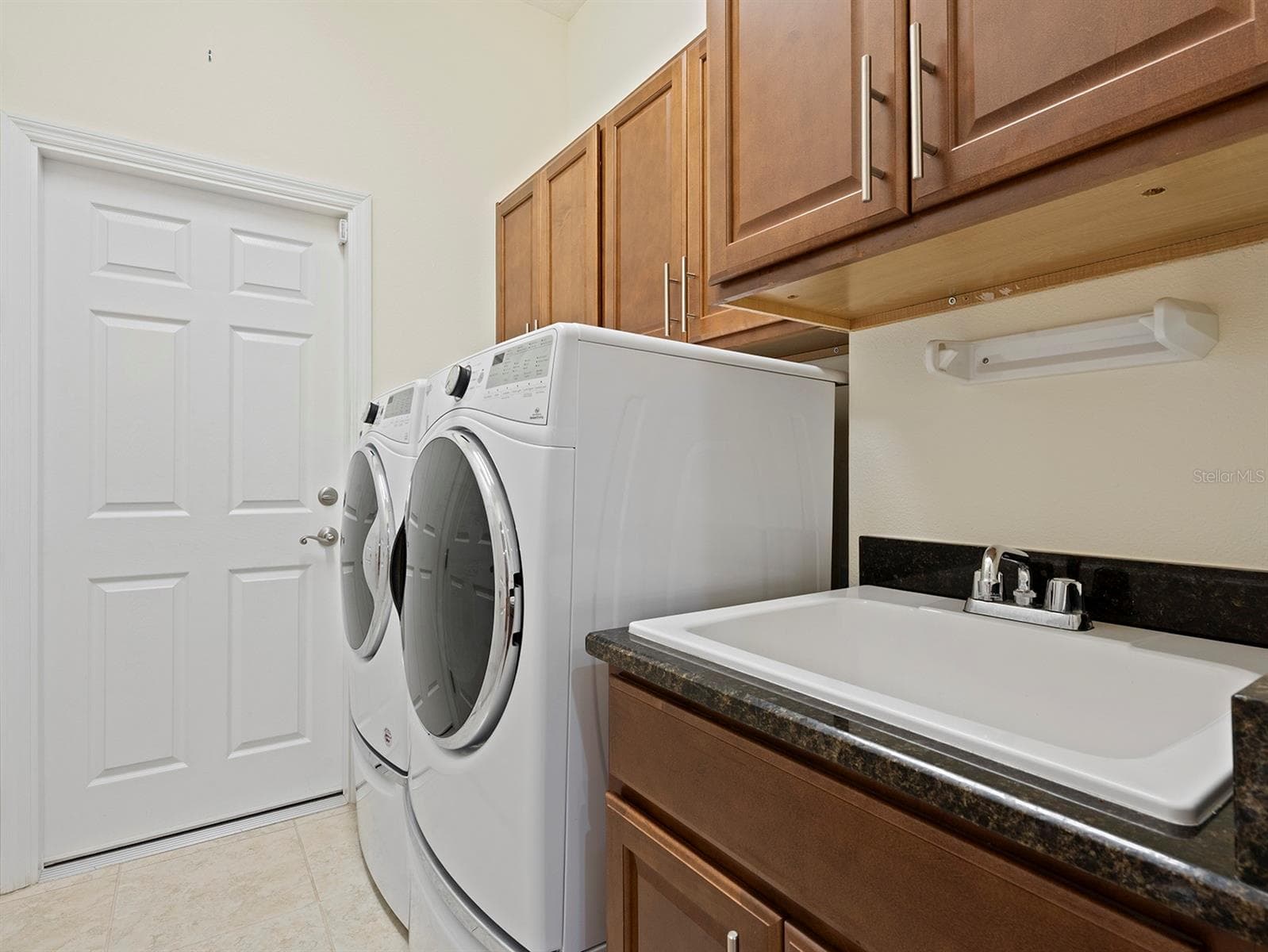 Laundry with sink - 8348 BRIDGEPORT BAY CIR, MOUNT DORA