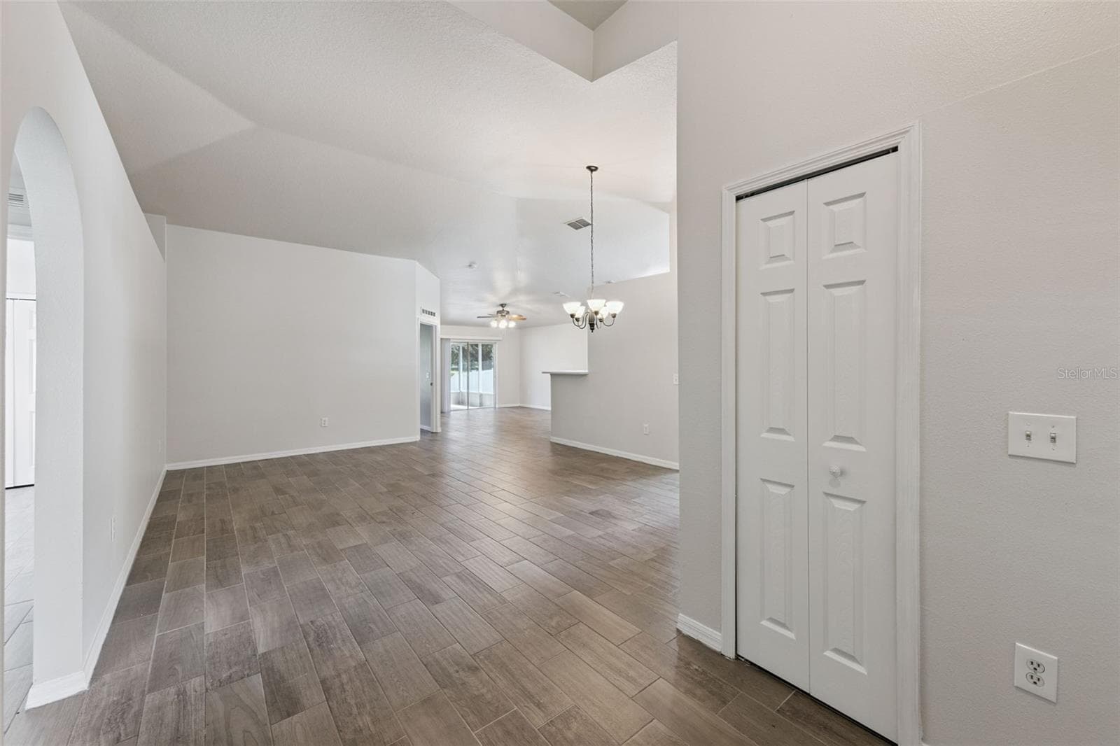Single Family Residence at 1906 CORNER GLEN DR, ORLANDO, photo 3 of 28