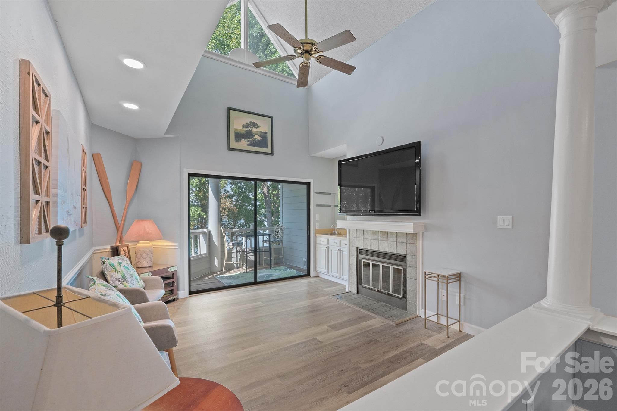 Great room with vaulted ceiling overlooking Lake Norman - 327 Northwest Drive, Davidson