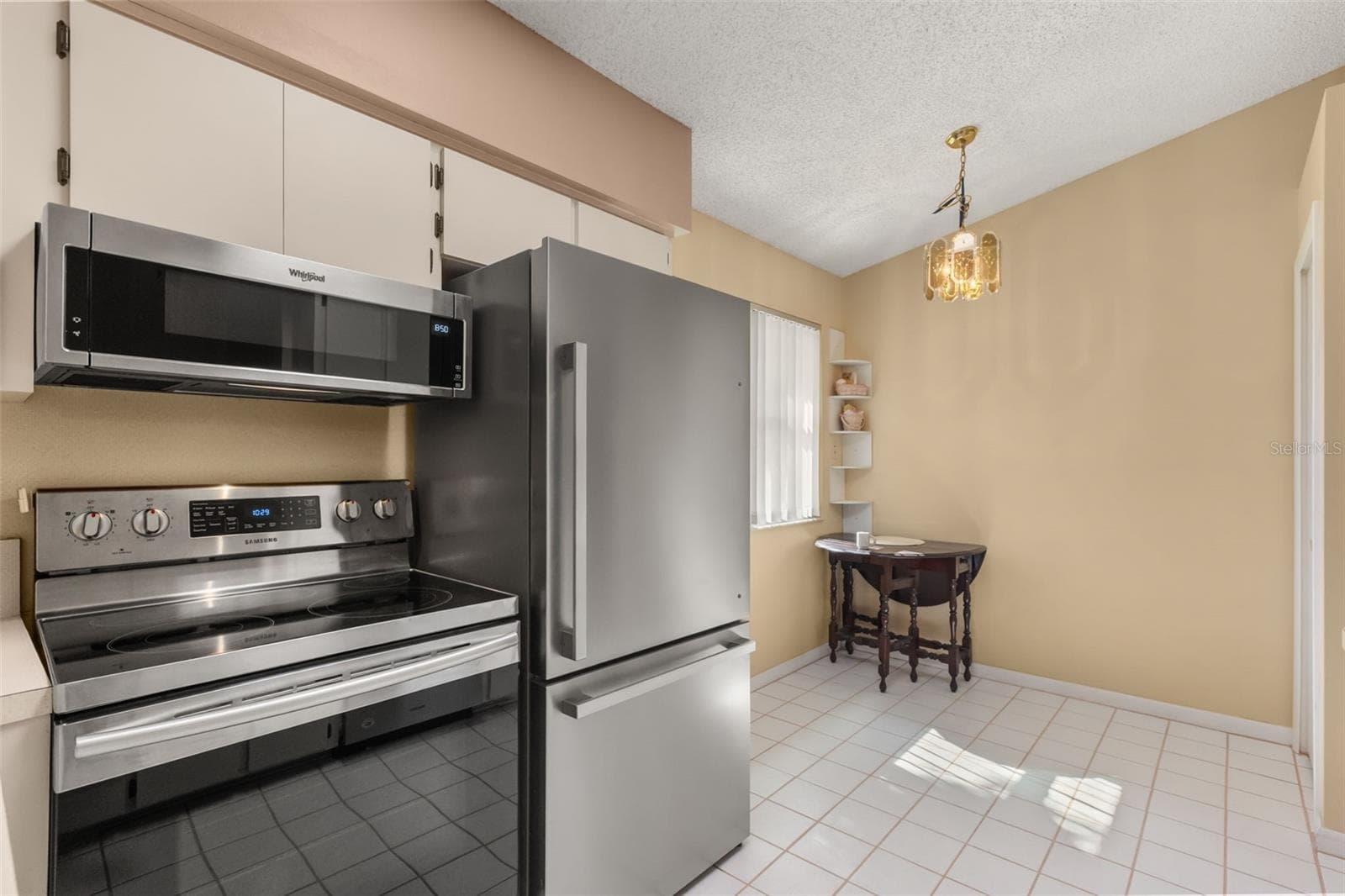 Kitchen with breakfast nook - 5536 ROSEWALL CIR, LEESBURG