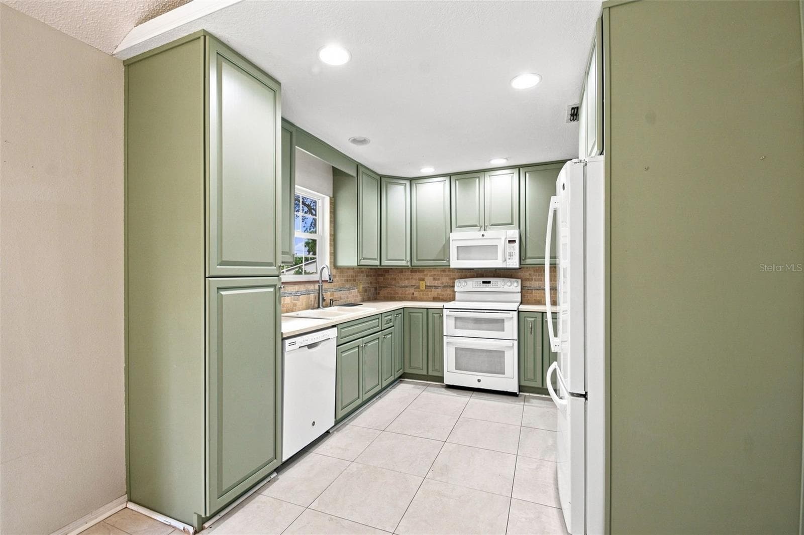 Single Family Residence at 2720 BANYAN DR, EDGEWATER, photo 12 of 34