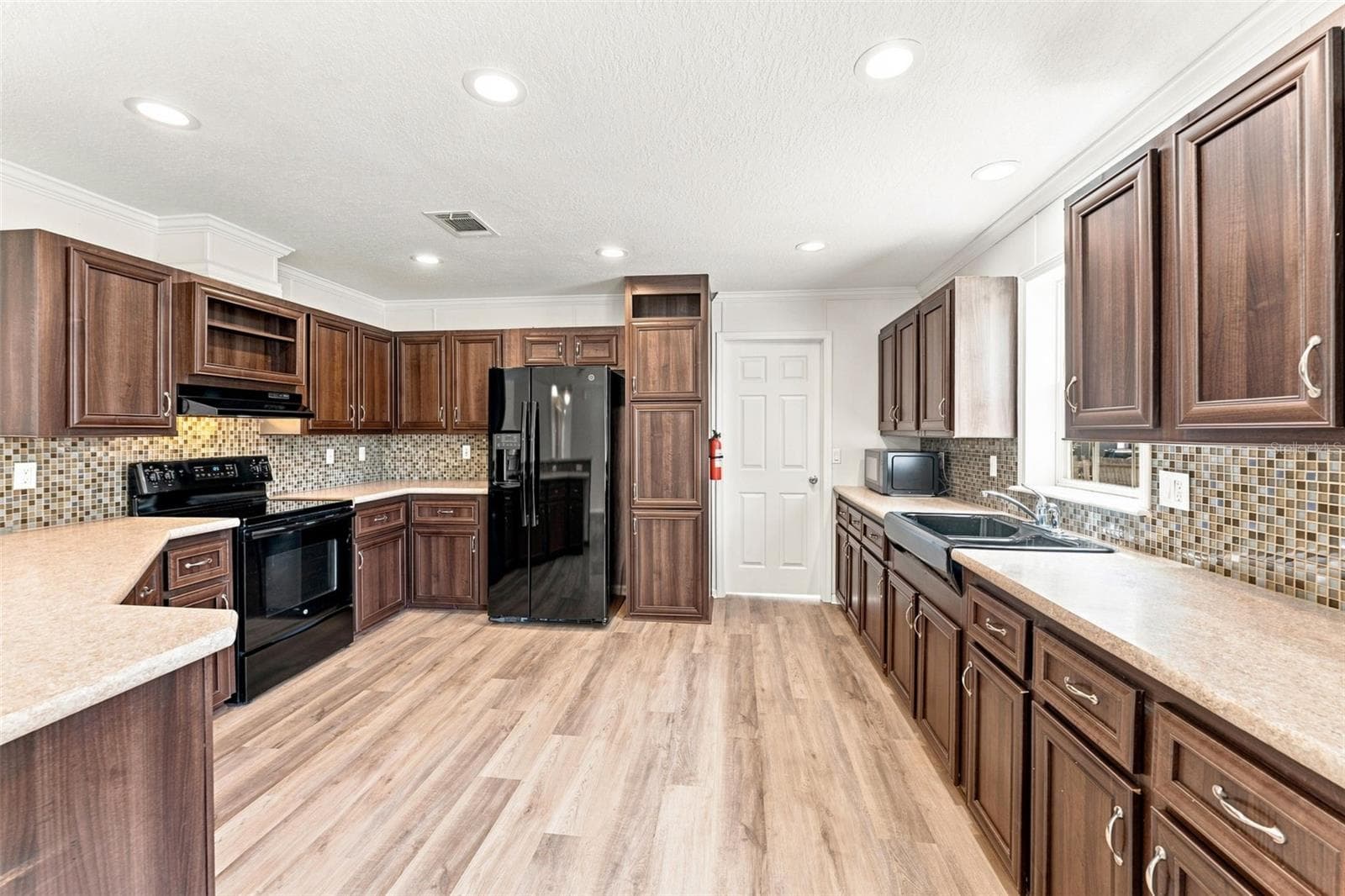Manufactured Home at 6453 MANGROVE DR, WESLEY CHAPEL, photo 7 of 43