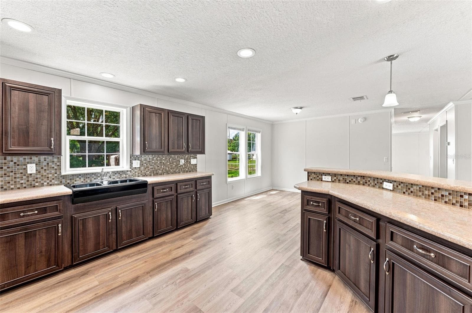 Manufactured Home at 6453 MANGROVE DR, WESLEY CHAPEL, photo 8 of 43