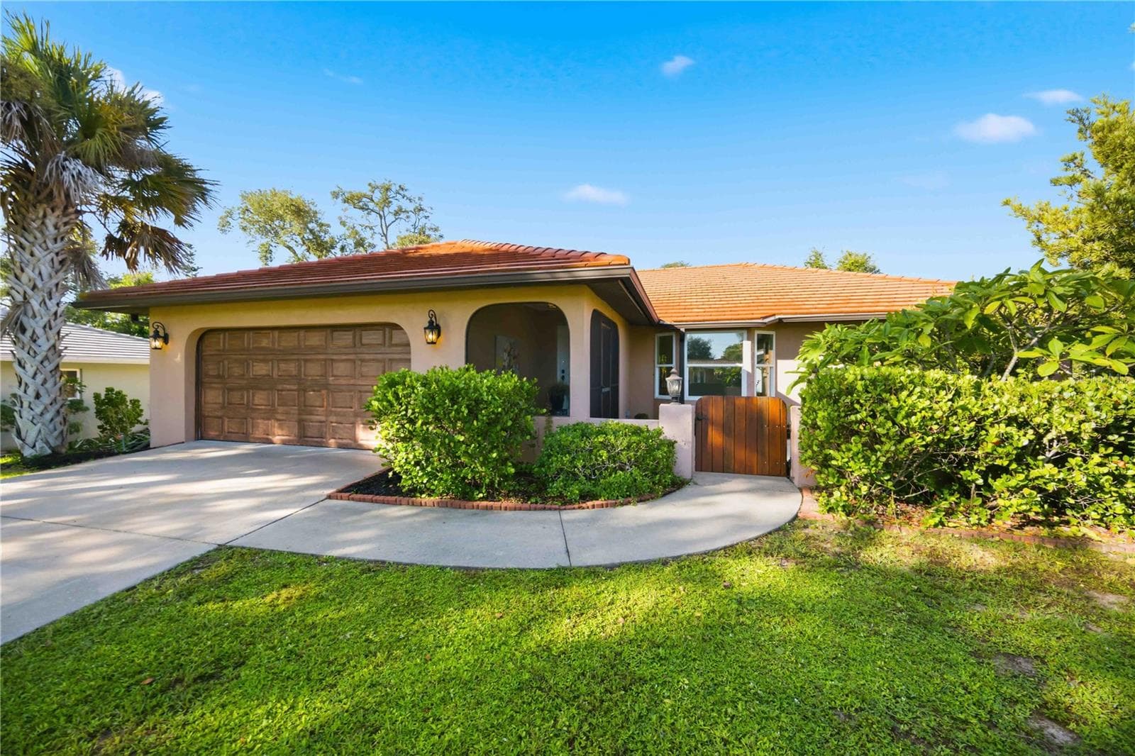 Frontview with fence to courtyard - 2317 GOYA DR, NOKOMIS