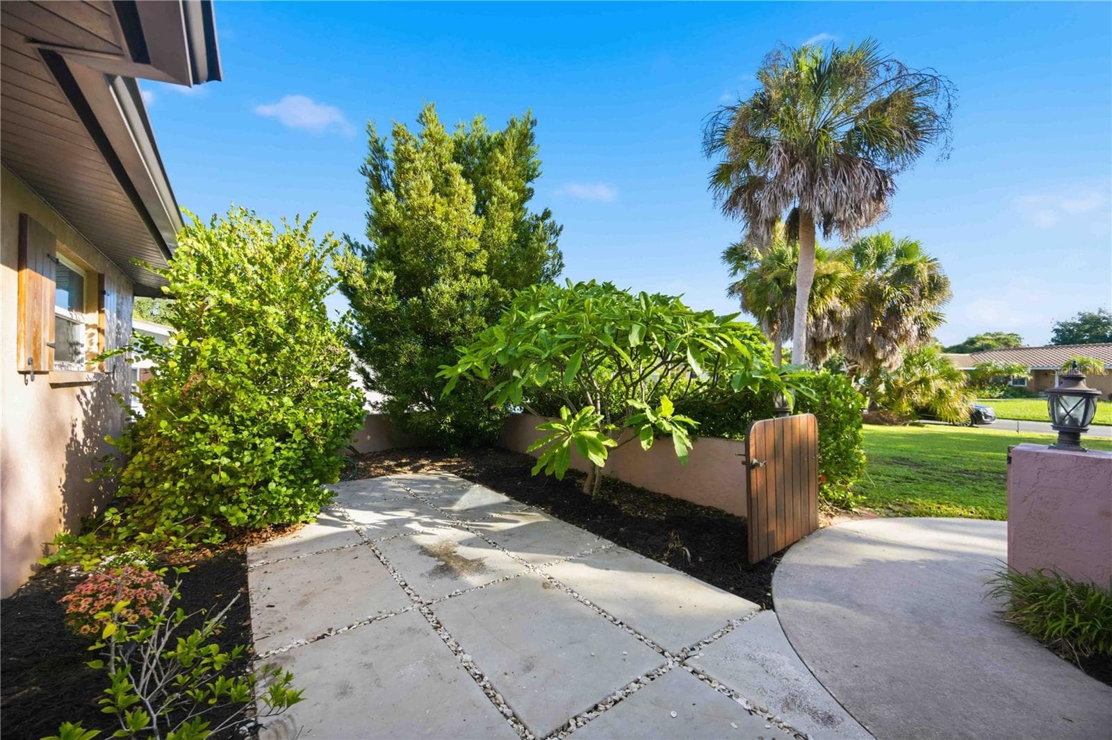 Courtyard - 2317 GOYA DR, NOKOMIS