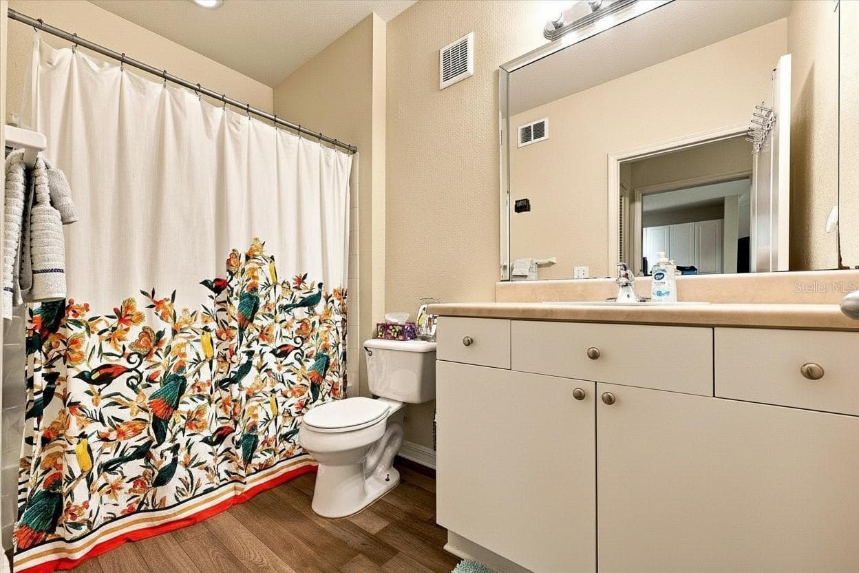 Bathroom with Garden Tub - 4221 W SPRUCE ST #1419, TAMPA