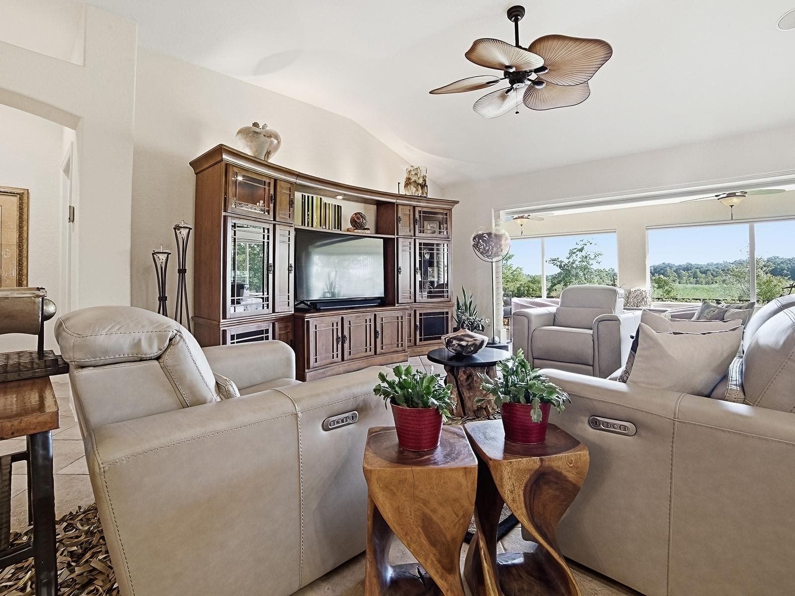 LIVING ROOM AREA WITH VIEWS TO THE ENCLOSED LANAI - 1089 VANCE TRL, THE VILLAGES