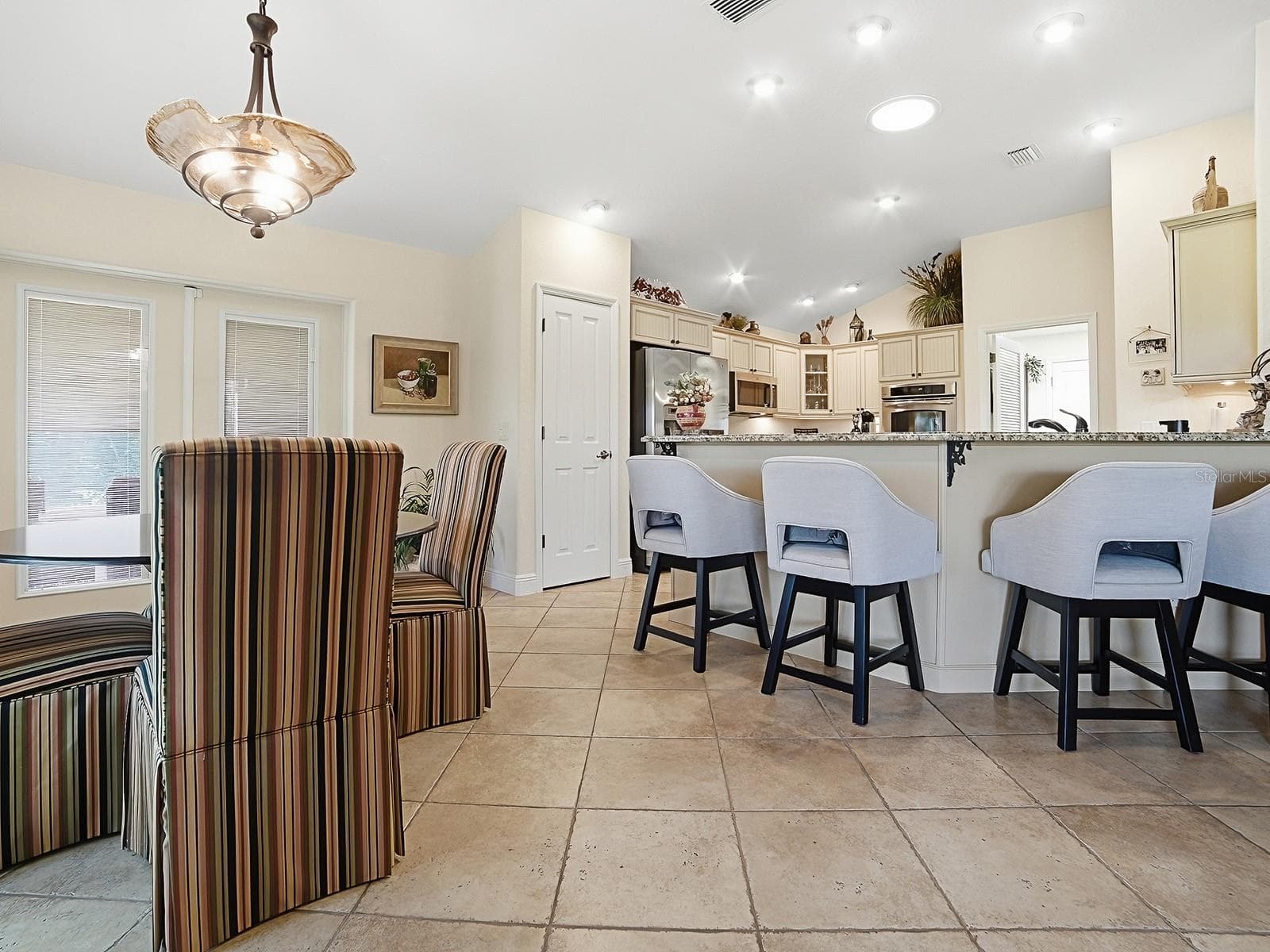 EAT IN KITCHEN AREA AND BREAKFAST BAR WITH VIEW TO KITCHEN - 1089 VANCE TRL, THE VILLAGES