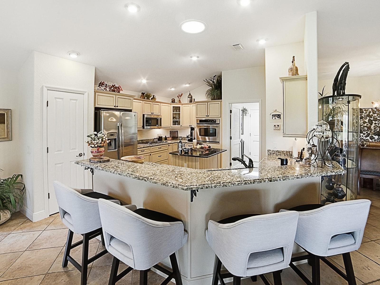 A STUNNING UPGRADED GOURMET KITCHEN - 1089 VANCE TRL, THE VILLAGES