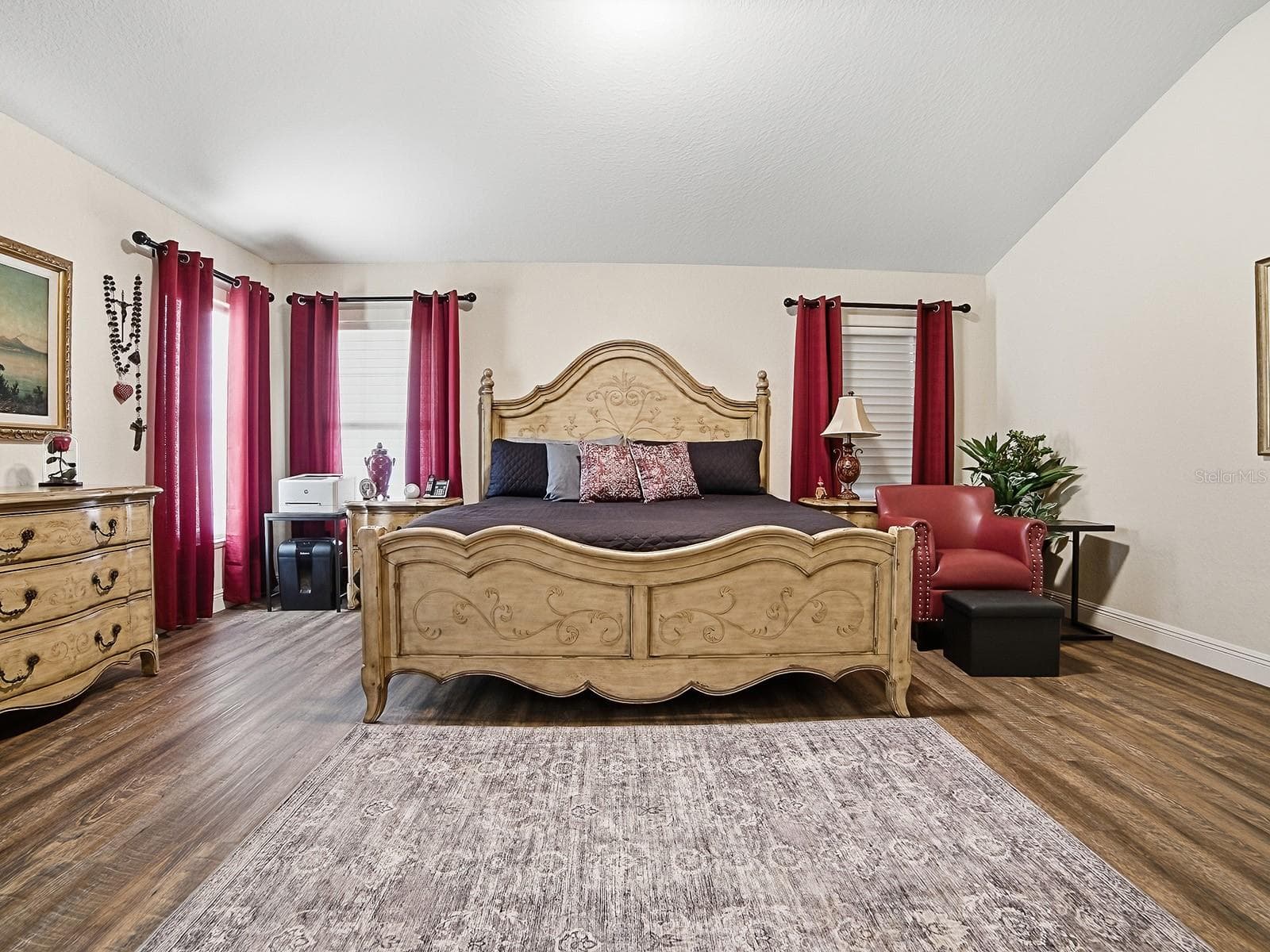 YOUR PRIMARY BEDROOM WITH HARDWOOD FLOORING - 1089 VANCE TRL, THE VILLAGES