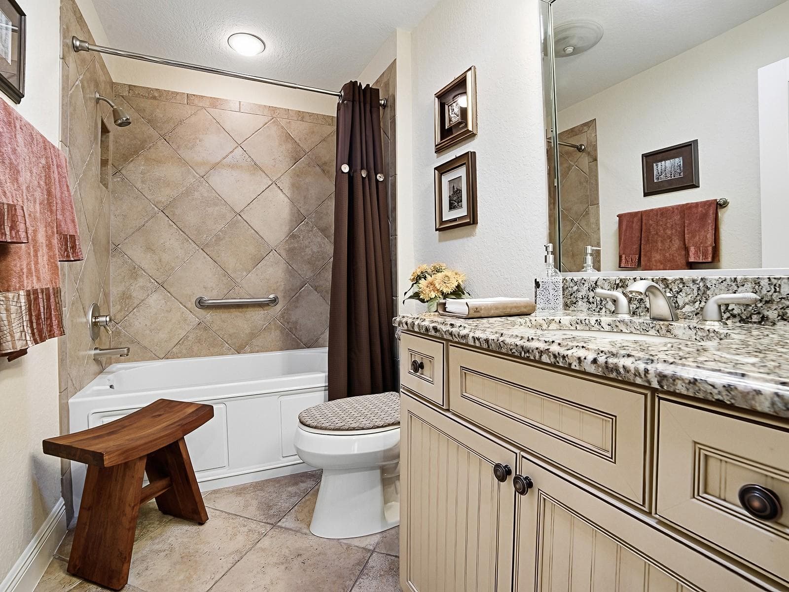 GUEST BATHROOM WITH TILE SHOWER/BATH COMBO - 1089 VANCE TRL, THE VILLAGES