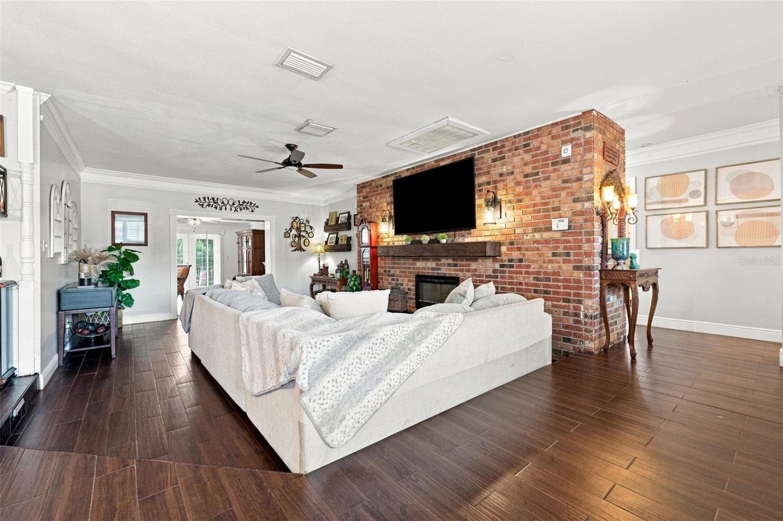 Single Family Residence at 3104 W OSBORNE AVE, TAMPA, photo 7 of 36