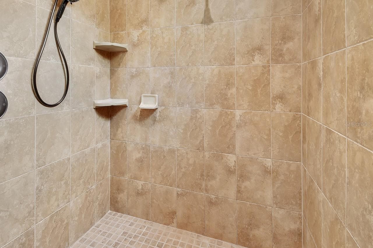 Walk in shower with dual showers - 502 VICTORIA HILLS DR, DELAND