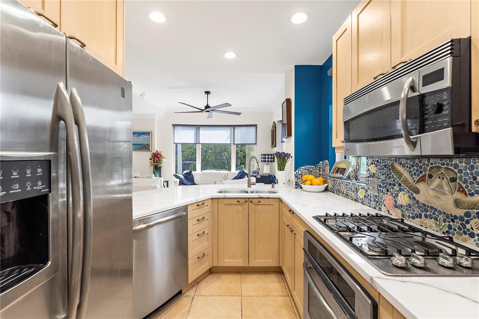 Kitchen with gas (2nd floor) - 235 COCOANUT AVE #101A, SARASOTA