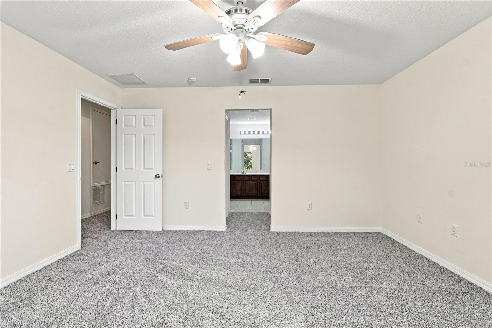 Spacious master bedroom with ample closet space - 13613 ERIDANUS DR, ORLANDO
