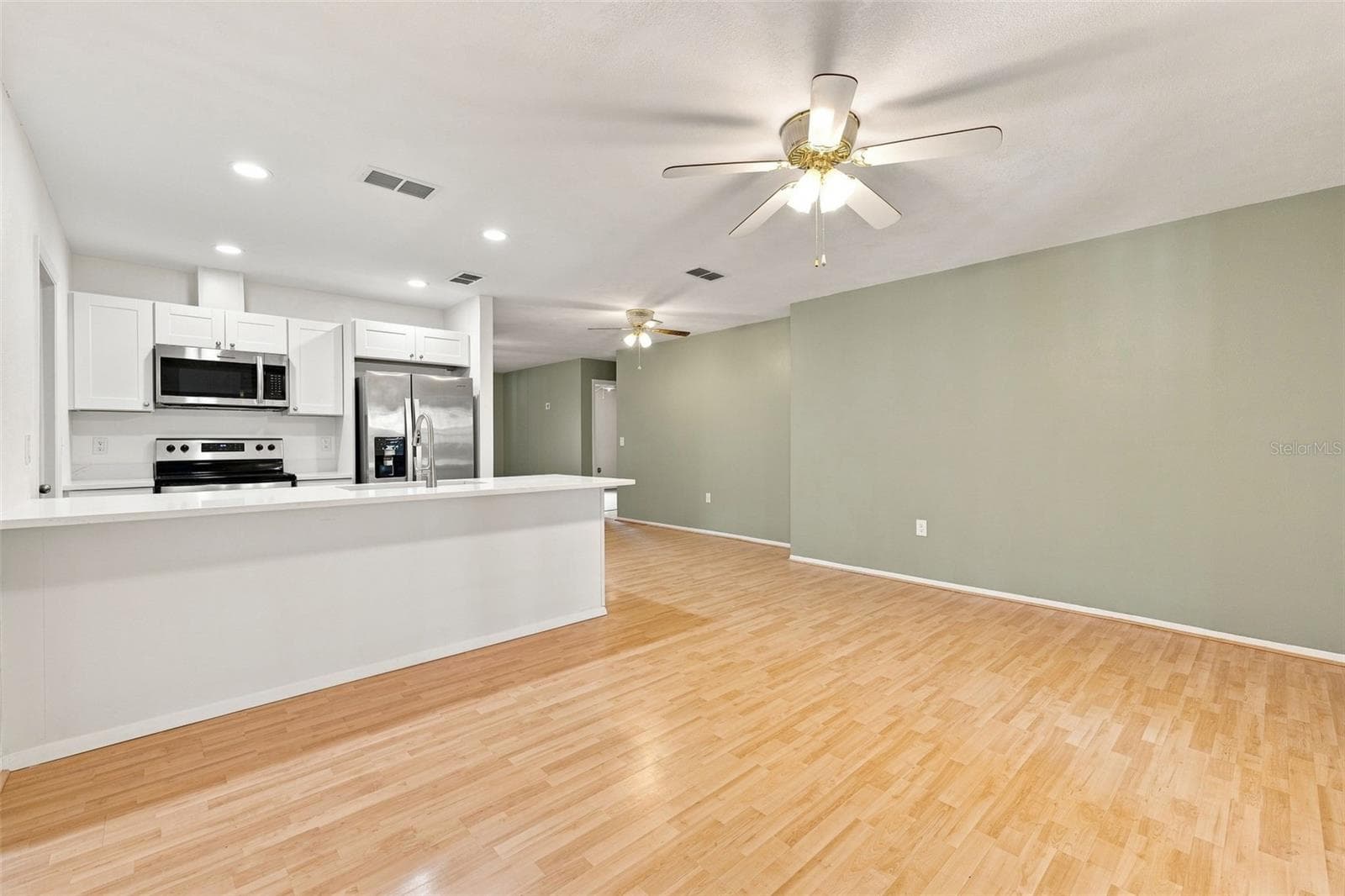 Open concept living space with breakfast bar and dinette area - 4331 SWALLOWTAIL DR, NEW PORT RICHEY