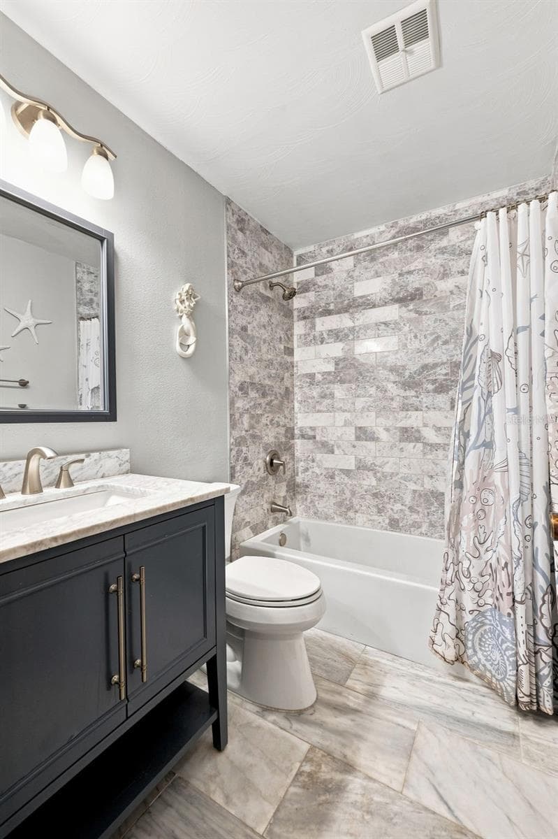 Marble tile bathroom and updated vanity - 4331 SWALLOWTAIL DR, NEW PORT RICHEY