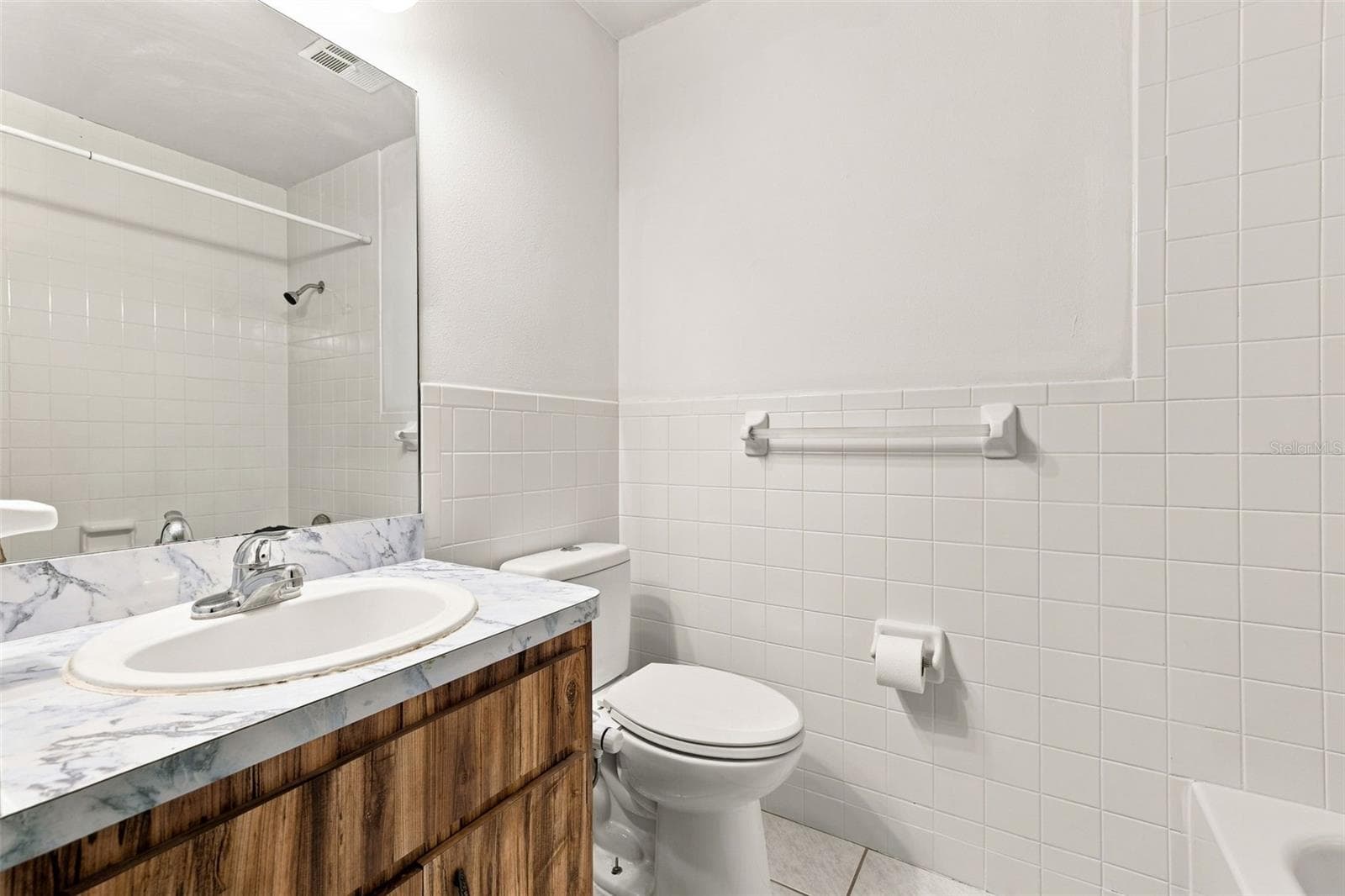 Bath with shower/tub combo - 4331 SWALLOWTAIL DR, NEW PORT RICHEY