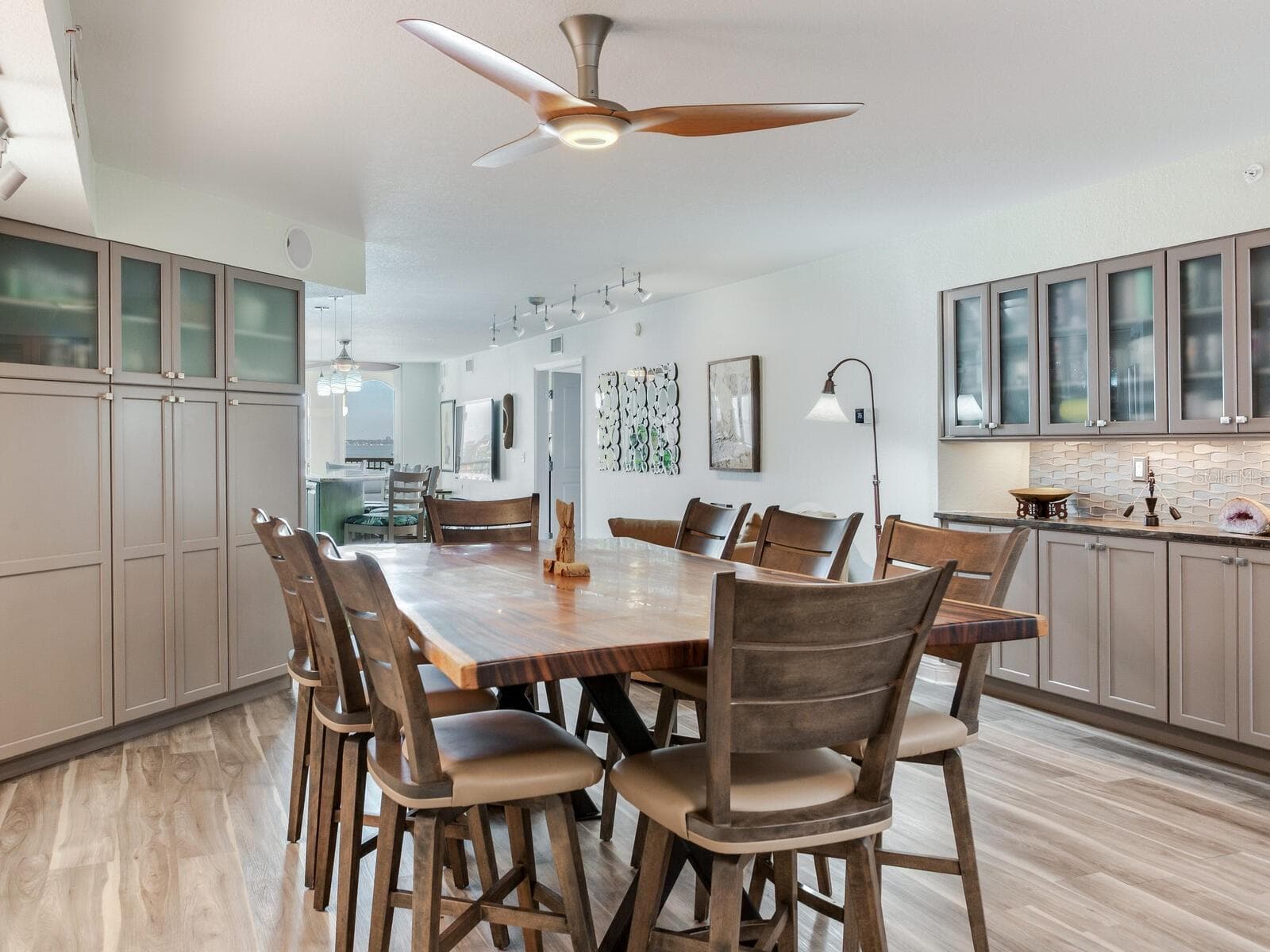 Dining Rm with Built-ins - 5353 GULF BLVD #B202, ST PETE BEACH