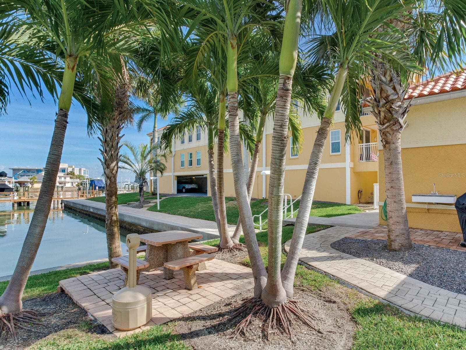 Waterfront grilling and picnic area - 5353 GULF BLVD #B202, ST PETE BEACH