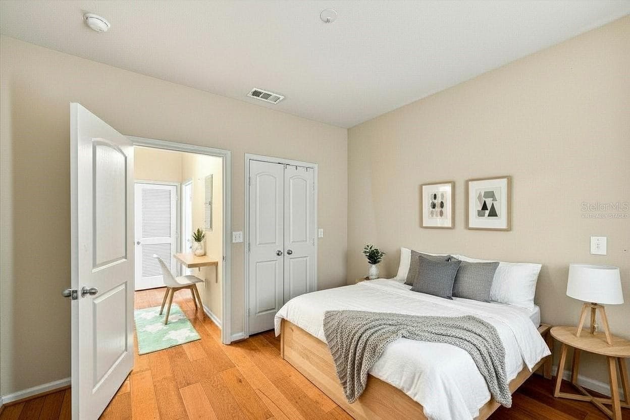 Spacious Bedroom (virtually staged) with Walk In Closet - 4221 W SPRUCE ST #1419, TAMPA