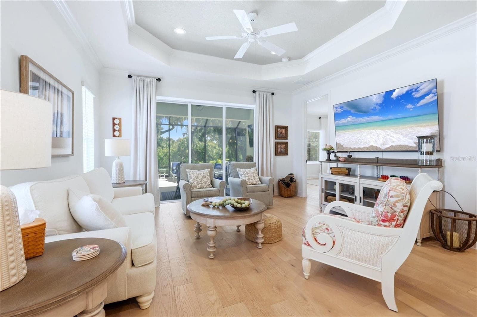 Tray Ceiling with Crown Molding - 10528 CROOKED CREEK CT, PARRISH