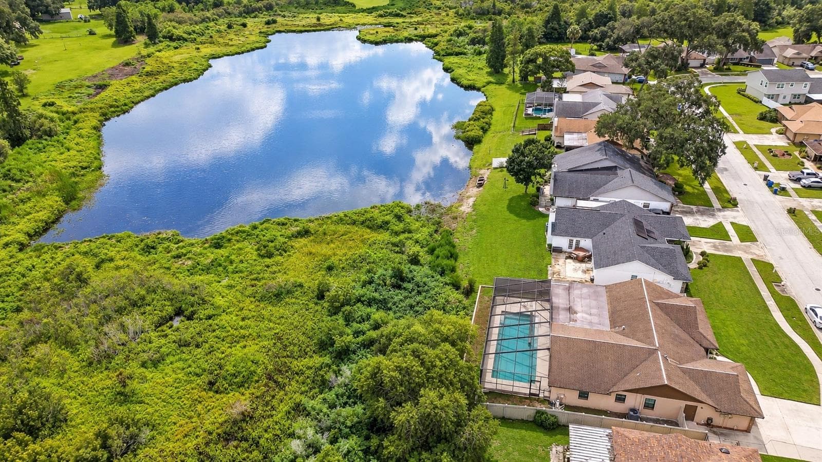Combines generous indoor and outdoor living spaces with peaceful pond-front surroundings - 659 TIMBER POND DR, BRANDON