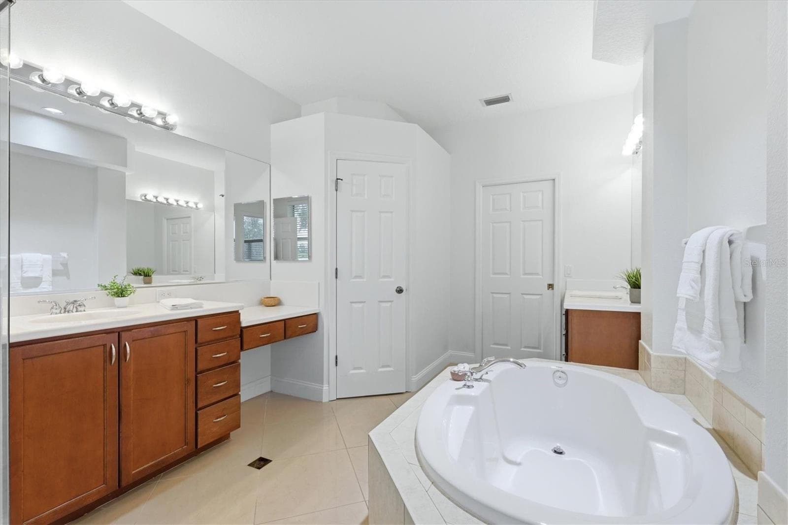 Primary Bathroom with Walk-in Closet - 7519 BIRDS EYE TER, BRADENTON