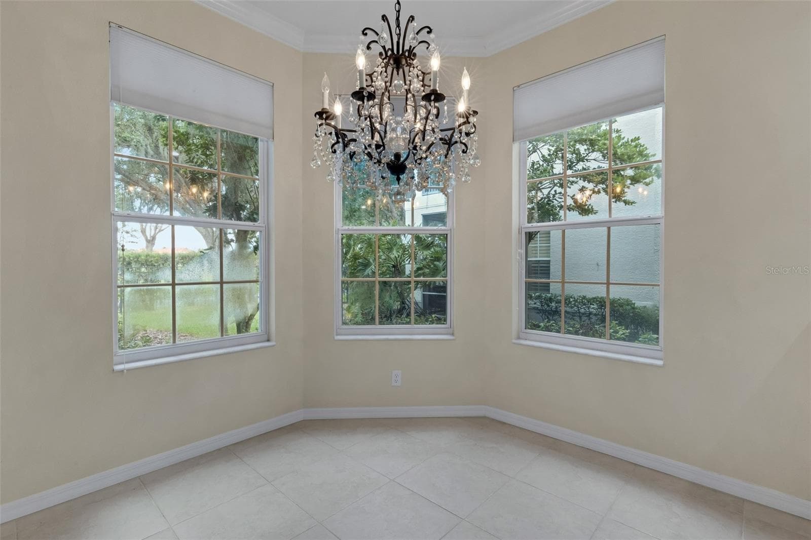 Tall windows allow beautiful filtered light to flood the entire space. - 684 GRASSLANDS VILLAGE CIR, LAKELAND