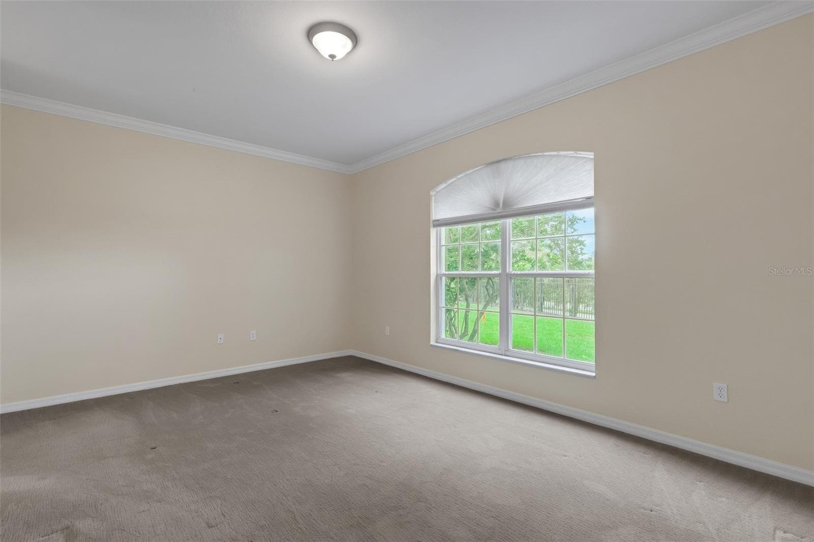 which features a large window overlooking the greenbelt area in back. - 684 GRASSLANDS VILLAGE CIR, LAKELAND