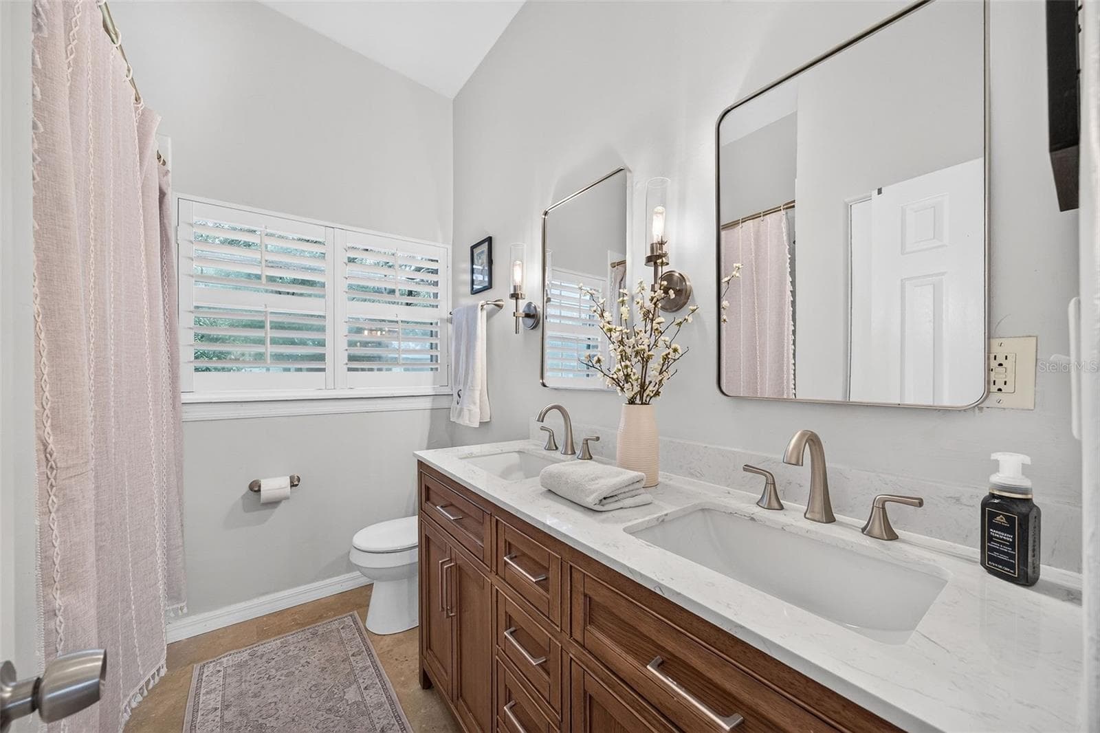 Renovated full hall bath with double sink vanity - 2260 COLDSTREAM DR, WINTER PARK