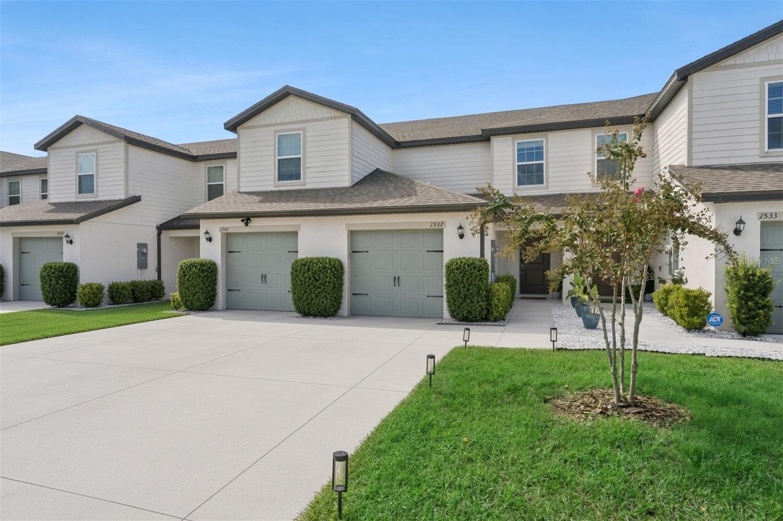 Driveway - 1537 WYNFORD CIR, TAVARES