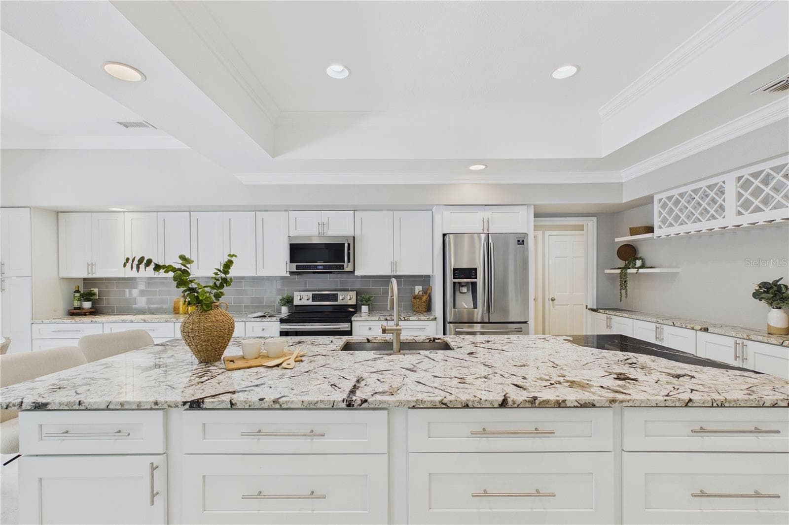 Kitchen - 9102 S BAY DR, ORLANDO