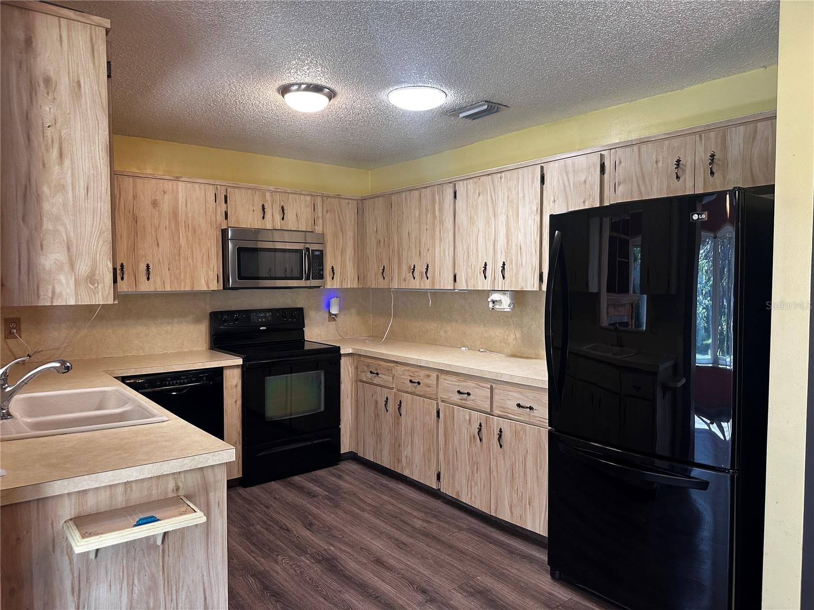 kitchen with LVP flooring - 8760 SW 98TH STREET RD #A, OCALA